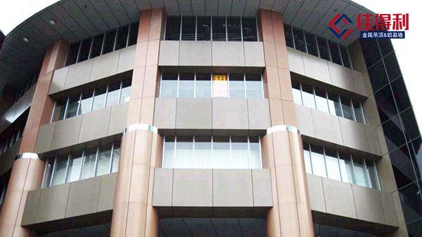 為什么越來越多人采用廣東佛山氟碳鋁單板廠家作為墻面裝飾？