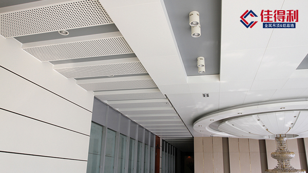 在運輸木紋氟碳鋁單板幕墻時應(yīng)注意什么？