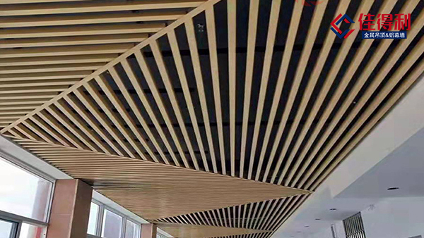 辦公室過道木紋鋁方通吊頂